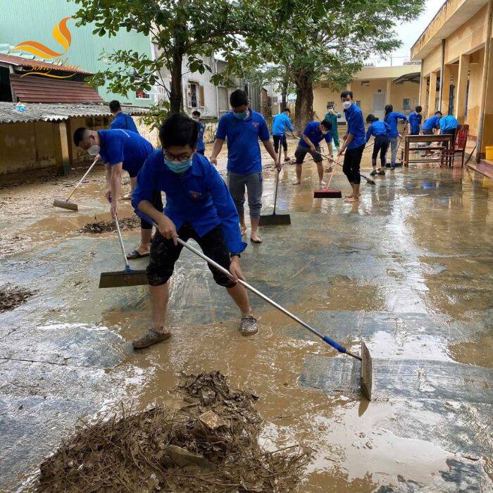 Cây đẩy nước sàn nhà, gạt nước sân, nhà tắm chính là sản phẩm không thể thiếu trong việc dọn dẹp sau lũ